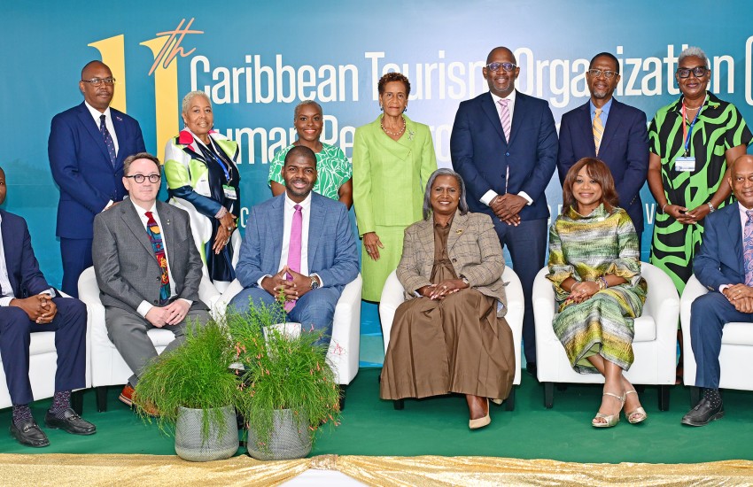 Dignitaries group photo at CTO conference opening